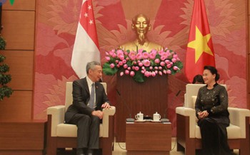 Chủ tịch Quốc hội hội kiến Thủ tướng Singapore Lý Hiển Long