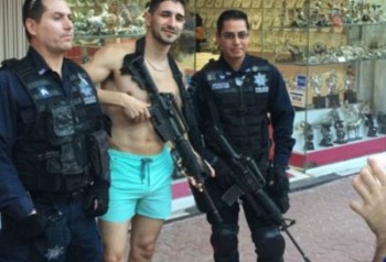 Cảnh sát Mexico gây phẫn nộ vì để du khách cầm súng chụp ảnh