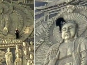 Nhóm du khách Trung Quốc thản nhiên trèo lên bức điêu khắc tượng Phật cổ 1000 năm tuổi