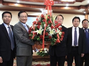 Tổng Bí thư gửi lẵng hoa chúc mừng 63 năm thành lập Đảng NDCM Lào