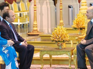 Thủ tướng Nguyễn Xuân Phúc đến chào Quốc vương Campuchia