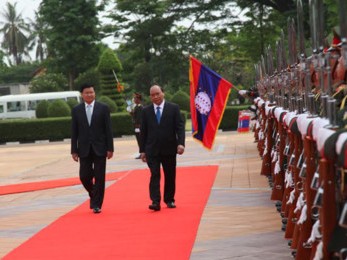 Thủ tướng Nguyễn Xuân Phúc tới Vientiane, bắt đầu thăm chính thức Lào