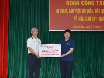 Thái Nguyên tặng quà cho quân và dân huyện đảo Trường Sa