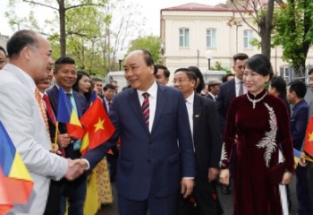 Thủ tướng gặp gỡ cộng đồng người Việt Nam tại Romania