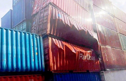 container chua nguyen lieu phat no tai cang cat lai