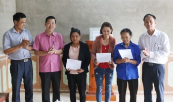 Đoàn công tác của tỉnh Thái Nguyên thăm, tặng quà bà con giáo dân