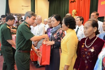 Bộ Quốc phòng gặp mặt đại biểu người có công với cách mạng tỉnh Trà Vinh và Hậu Giang