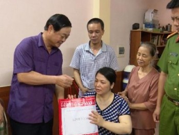 Lãnh đạo tỉnh thăm tặng quà công nhân và thân nhân người tai nạn lao động