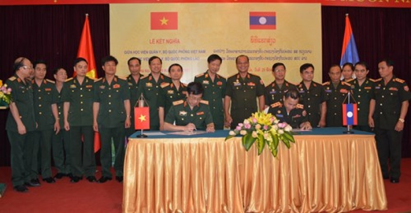 Học viện Quân y đón nhận Huân chương dũng cảm hạng Nhì của Bộ Quốc phòng Lào