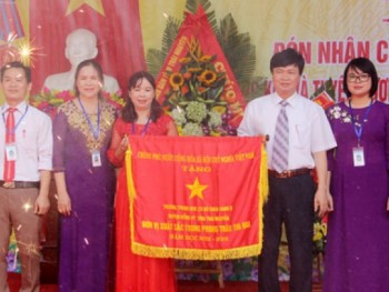 Trường THCS Chùa Hang II: Tổng kết năm học và đón nhận Cờ thi đua của Chính phủ