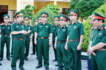 Trung tướng Phan Văn Giang làm việc tại Quân khu 3