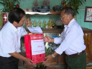 Thăm tặng quà các gia đình chính sách tại huyện Đại Từ