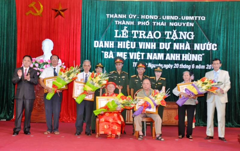 trao tang danh hieu vinh du nha nuoc ba me viet nam anh hung 34727