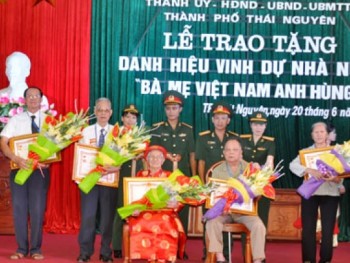 Trao tặng danh hiệu vinh dự Nhà nước "Bà mẹ Việt Nam Anh hùng"