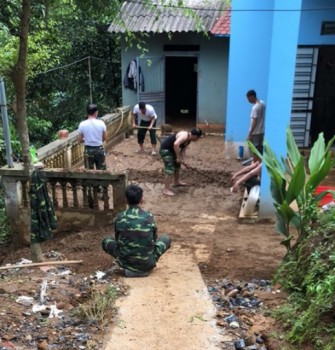 Đồn Biên phòng Cửa khẩu quốc tế Lào Cai giúp nhân dân khắc phục hậu quả sạt lở đất
