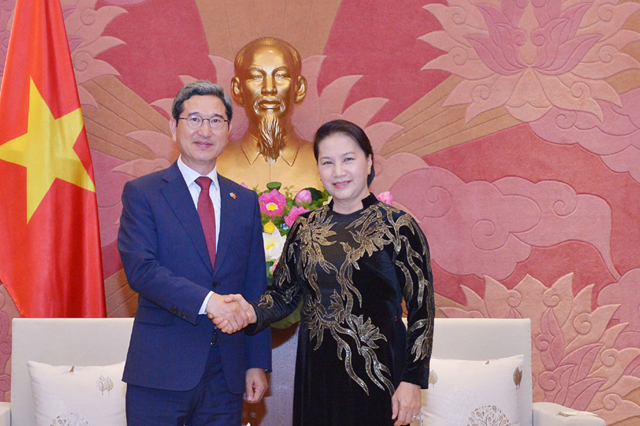 Chủ tịch Quốc hội tiếp Chủ tịch Nhóm Nghị sĩ hữu nghị Hàn Quốc - Việt Nam