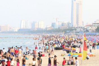 Hàng ngàn người tới biển Đà Nẵng trốn nóng