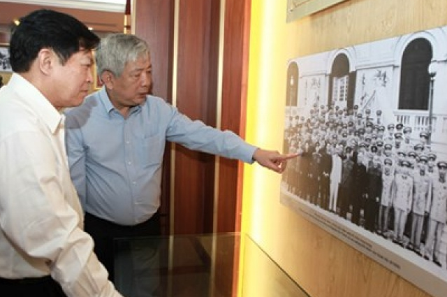 Đại tướng Ngô Xuân Lịch dâng hương tưởng niệm Đại tướng Nguyễn Chí Thanh