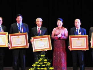 Trao tặng Huân chương của Chủ tịch nước cho các cá nhân của CHDCND Lào