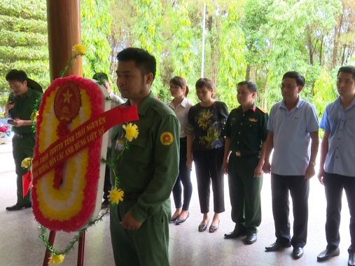 Đoàn đại biểu tỉnh Thái Nguyên viếng Nghĩa trang Trường Sơn