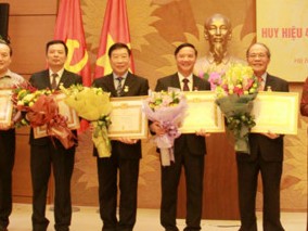 Trao Huy hiệu 40 năm tuổi Đảng cho nguyên CTQH Nguyễn Sinh Hùng