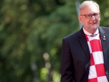 Mừng kỳ tích World Cup 2018, Bộ trưởng Croatia mặc áo ĐTQG đi họp