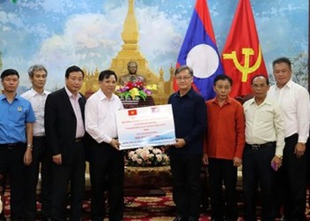 Bộ NN&PTNT, ĐH Thủy Lợi quyên góp ủng hộ nhân dân Lào