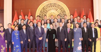 Chủ tịch Quốc hội gặp đại diện cộng đồng người Việt tại Trung Quốc