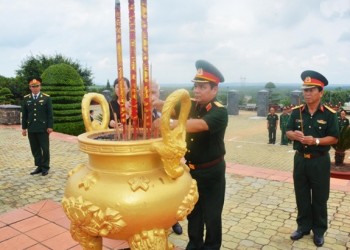 Thượng tướng Lê Chiêm dâng hương tại Nghĩa trang liệt sĩ tỉnh Bình Phước