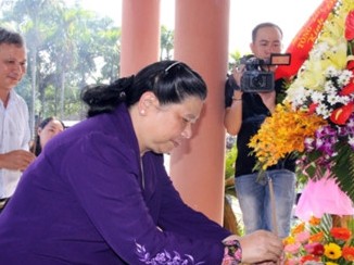 Bà Tòng Thị Phóng dâng hương ở Khu lưu niệm Đại tướng Nguyễn Chí Thanh