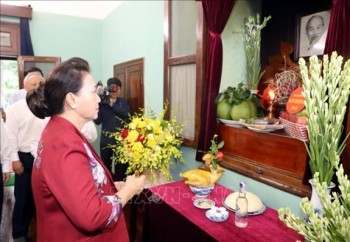 Chủ tịch Quốc hội Nguyễn Thị Kim Ngân dâng hương tưởng niệm Chủ tịch Hồ Chí Minh tại Nhà 67