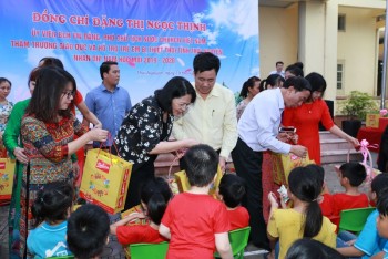Phó Chủ tịch nước thăm và tặng quà trường giáo dục và hỗ trợ trẻ em bị thiệt thòi Thái Nguyên