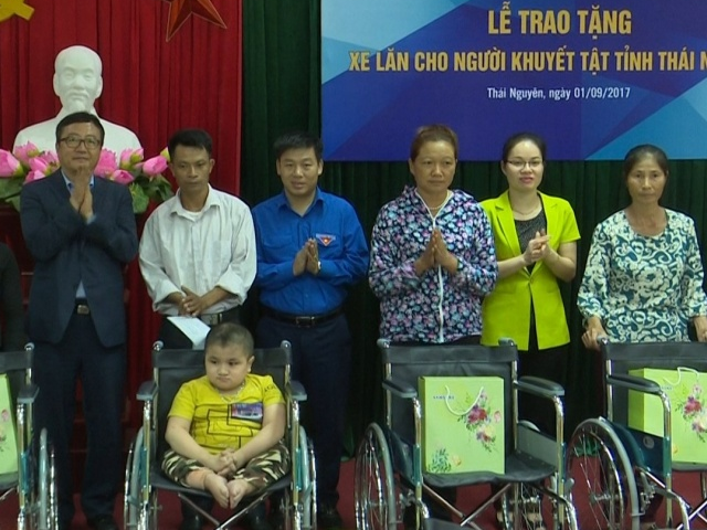 Trao tặng xe lăn cho người khuyết tật tỉnh Thái Nguyên