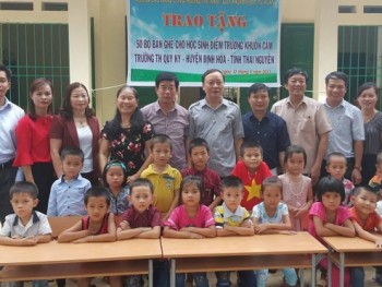 Trao tặng 50 bộ bàn ghế tại điểm trường Khuân Câm, xã Quy Kỳ, huyện Định Hóa