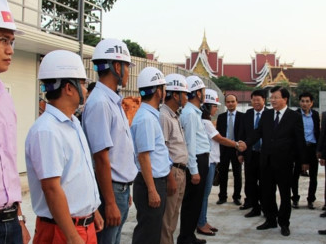 Phó Thủ tướng Trịnh Đình Dũng làm việc tại dự án nhà Quốc hội Lào