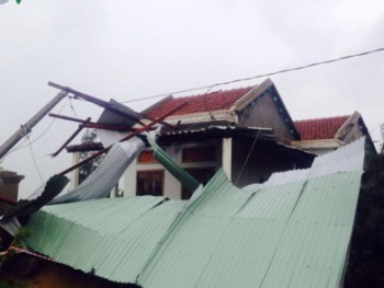 Phú Yên: 2 người mất tích, hàng nghìn nhà dân bị sập và tốc mái