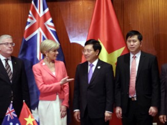 Phó Thủ tướng Phạm Bình Minh tiếp song phương người đồng cấp Australia