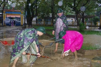 Hơn 300 cán bộ, chiến sĩ nỗ lực khắc phục bão lụt tại Huế