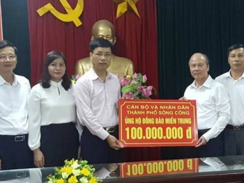 Trao 110 triệu đồng ủng hộ đồng bào các tỉnh Nam, Trung bộ