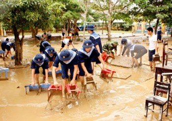 Bộ đội Hải quân giúp dân “dọn lũ”
