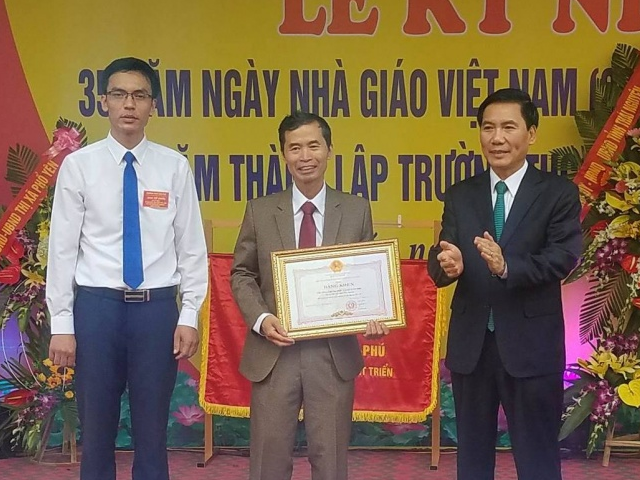 Đồng chí Chủ tịch UBND tỉnh dự kỷ niệm 45 năm thành lập Trường THPT Chu Văn An