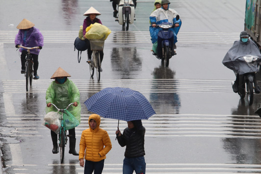 Thời tiết ngày 14/11: Hà Nội có mưa rào và có nơi có dông, trời rét