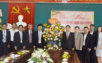 Đồng chí Chủ tịch UBND tỉnh chúc mừng các cơ sở giáo dục nhân Ngày Nhà giáo Việt Nam