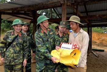 Quân khu 5 tặng quà các hộ dân bị ảnh hưởng do sạt lở núi