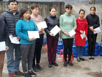 Liên đoàn lao động tỉnh thăm hỏi và tặng quà công nhân công ty may Sil-han sau vụ cháy