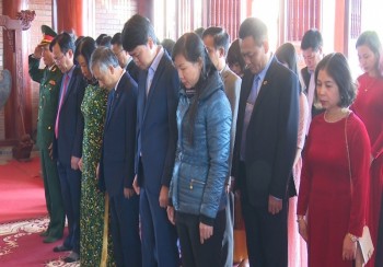 Đoàn Đại biểu Hội Nhà báo tỉnh Thái Nguyên dâng hương tưởng niệm 60 Liệt sĩ Thanh niên xung phong Đại đội 915