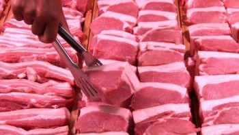 Trung Quốc mở kho dự trữ đông lạnh, đấu giá 40.000 tấn thịt lợn