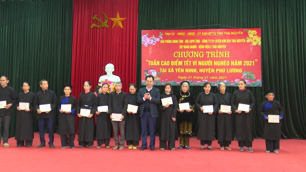 Đồng chí Chủ tịch UBND tỉnh thăm và tặng quà chương trình “Tết vì người nghèo” tại Yên Ninh, Phú Lương (PS CTTS ngày 21.1)