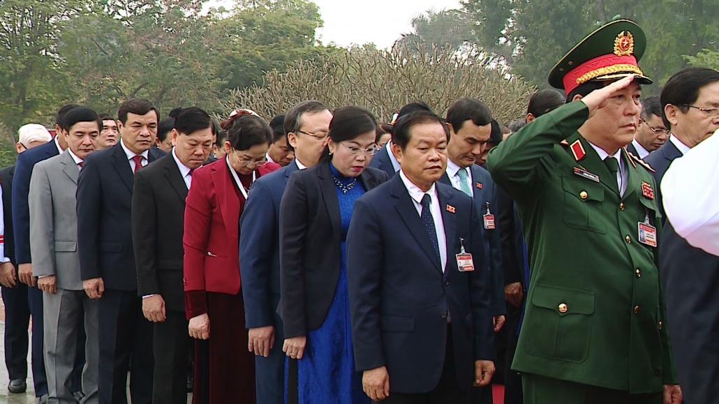 Đại biểu dự Đại hội lần thứ XIII của Đảng vào lăng viếng Chủ tịch Hồ Chí Minh