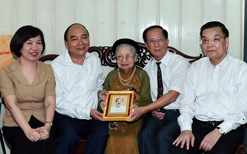 Chủ tịch nước Nguyễn Xuân Phúc thăm, tặng quà các gia đình chính sách tại Hà Nội